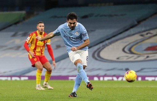 Man City mất chiến thắng vì..."gà nhà"