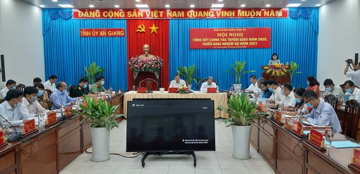 Tiếp tục đổi mới nội dung và phương thức công tác tuyên giáo
