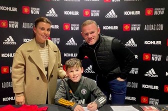 Con trai Rooney ký hợp đồng với MU
