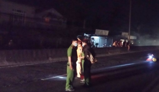 Tiền Giang: Nam thanh niên tông đuôi xe đầu kéo dẫn đến tử vong