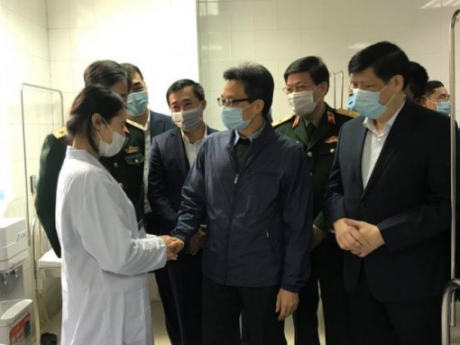 Phó Thủ tướng Vũ Đức Đam trò chuyện với 3 người tình nguyện đầu tiên tiêm vắc-xin Covid-19
