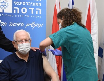 Tổng thống Israel Reuven Rivlin tiêm vắcxin phòng bệnh COVID-19