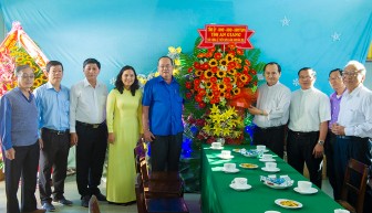 Chủ tịch UBND tỉnh An Giang Nguyễn Thanh Bình chúc Giáng sinh tại nhà thờ Chánh toà Long Xuyên