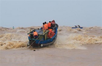 Huy động tàu thuyền tìm kiếm hai người bị sóng đánh rơi xuống biển