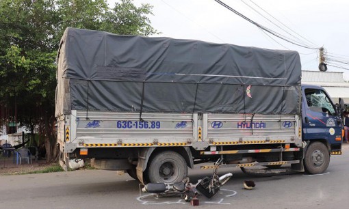 Tiền Giang: Va chạm xe ô tô tải, 1 người tử vong