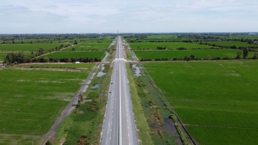 Ngỡ ngàng vẻ đẹp cao tốc phía Tây xuyên Tứ giác Long Xuyên chờ khánh thành