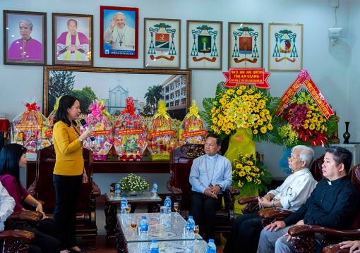 Bí thư Tỉnh ủy An Giang Võ Thị Ánh Xuân chúc mừng Giáng sinh năm 2020 tại Tòa giám mục giáo phận Long Xuyên