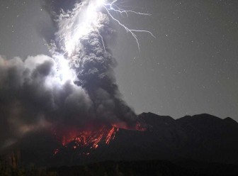 Sét 'đánh trúng' ngọn núi lửa đang phun trào ở Nhật Bản