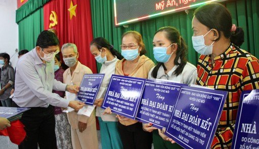 An Giang: Trao 110 căn nhà Đại đoàn kết cho hộ nghèo huyện Chợ Mới