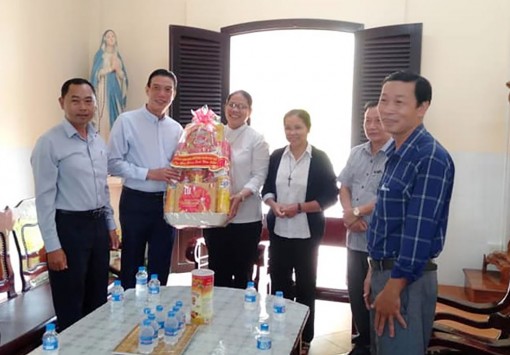 Lãnh đạo huyện Chợ Mới thăm và chúc mừng lễ Giáng sinh