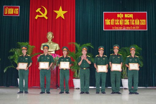 Lữ đoàn Tăng – Thiết giáp 416 khen thưởng 11 tập thể và 158 cá nhân
