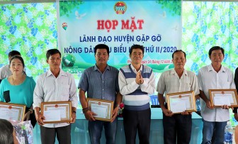 Phú Tân họp mặt nông dân giỏi và tiêu biểu năm 2020