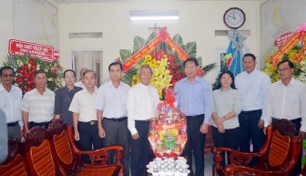 Phó Chủ tịch UBND tỉnh An Giang Trần Anh Thư thăm, chúc mừng Giáng sinh tại giáo hạt Châu Đốc