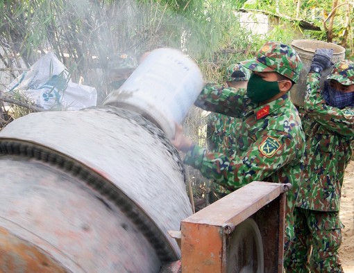 Lữ đoàn Tăng – Thiết giáp 416 giúp dân làm đường giao thông nông thôn