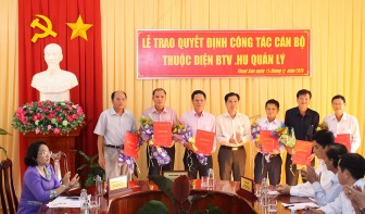 Huyện ủy Thoại Sơn trao quyết định công tác cán bộ