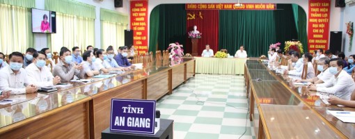 Thủ tướng Chính phủ Nguyễn Xuân Phúc dự và chỉ đạo hội nghị triển khai nhiệm vụ ngân hàng năm 2021