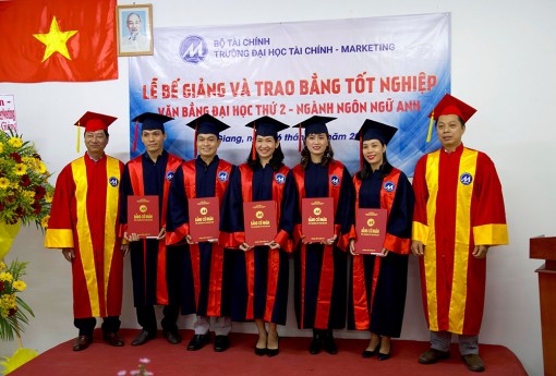 Trao bằng tốt nghiệp cho 35 tân cử nhân ngành ngôn ngữ Anh