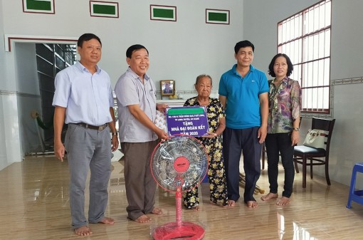 Chăm lo nhà ở cho hộ nghèo ở xã Long Hòa