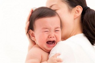 Phân biệt trẻ sốt mọc răng với sốt bệnh lý