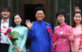 Đại sứ Hàn Quốc mặc áo dài Việt, cùng các nhân viên hát ''Khúc xuân''