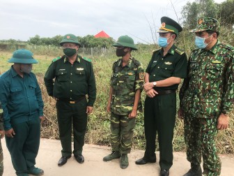 Thiếu tướng Nguyễn Hoài Phương, Phó Tư lệnh Bộ đội Biên phòng kiểm tra công tác phòng, chống dịch COVID-19 trên tuyến biên giới An Giang