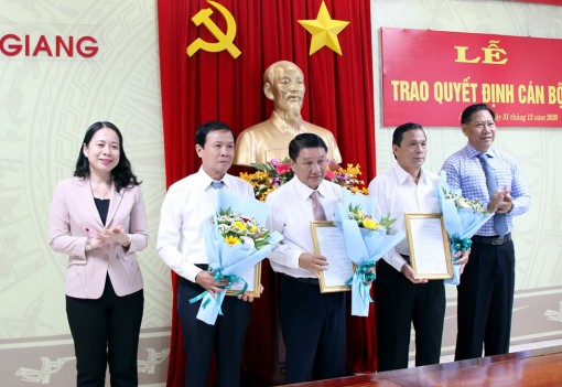 Trao quyết định cán bộ thuộc diện Ban Thường vụ Tỉnh ủy An Giang
 quản lý