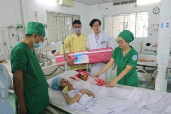 Bệnh viện Sản-Nhi An Giang chào đón bé gái đầu tiên ra đời giờ giao thừa năm 2021