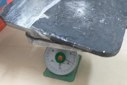 Thu giữ lượng ma túy lớn ngụy trang trong thùng bánh kẹo