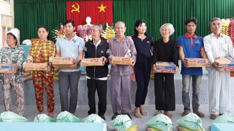 Phú Tân chăm lo Tết cho người nghèo