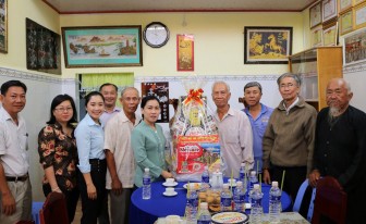 Lãnh đạo huyện Châu Thành thăm, tặng quà các Ban Trị sự Phật giáo Hòa Hảo
