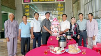 Lãnh đạo huyện Tri Tôn chúc mừng Phật giáo Hòa Hảo