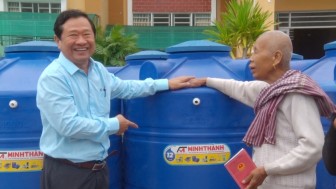 Tặng bồn chứa nước cho hộ dân tộc thiểu số Khmer nghèo