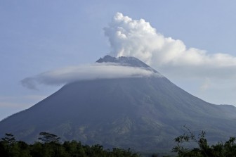 Núi lửa Merapi, Indonesia phun khí nóng, 500 người phải sơ tán