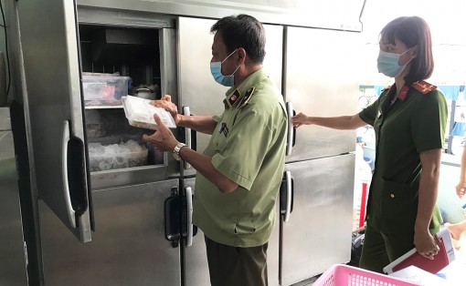 Lực lượng liên ngành kiểm tra thị trường Tết trên địa bàn TP.Long Xuyên
