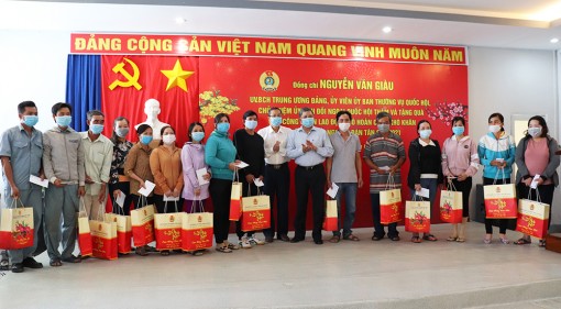 Tặng quà Tết cho công nhân lao động khó khăn