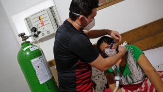 Brazil: Chuyện vị bác sĩ cứu sống mẹ mắc COVID-19 thể nặng ngay ở nhà