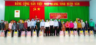 Đoàn đại biểu Quốc hội tỉnh An Giang thăm, tặng quà gia đình chính sách và hộ nghèo huyện Tịnh Biên