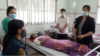 Lãnh đạo UBND huyện Châu Phú  thăm, động viên và trao quà hỗ trợ các nạn nhân bị tai nạn giao thông
