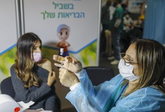 13 người Israel bị liệt mặt sau tiêm vaccine COVID