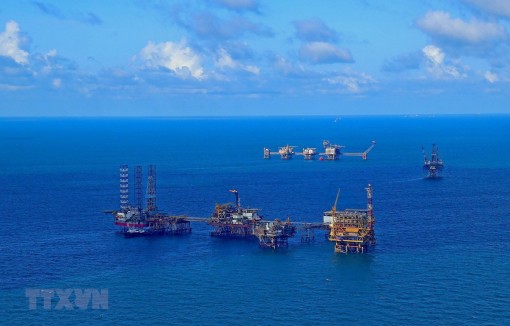 Tìm cơ hội đầu tư khi ngành dầu khí trong nước gặp khó
