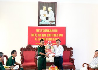 Chủ tịch UBMTTQVN tỉnh An Giang Nguyễn Tiếc Hùng thăm, chúc Tết các lực lượng vũ trang và gia đình chính sách