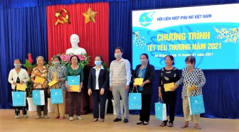 Trung ương Hội Liên hiệp Phụ nữ Việt Nam tặng quà Tết tại TP. Châu Đốc
