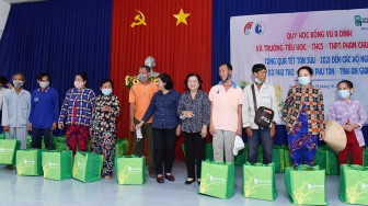 Nguyên Phó Chủ tịch nước Trương Mỹ Hoa trao quà Tết cho hộ nghèo huyện Phú Tân