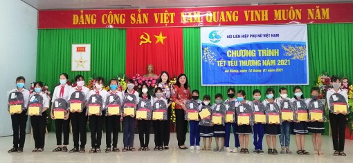 Tặng quà chương trình “Tết yêu thương” năm 2021 tại xã Thới Sơn