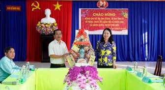 Bí thư Tỉnh ủy An Giang Võ Thị Ánh Xuân tặng quà Tết hộ nghèo xã Nhơn Hưng