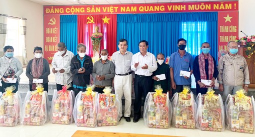 Ban Thường vụ Tỉnh ủy An Giang thăm các xã khó khăn