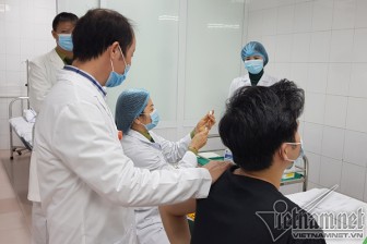 Việt Nam tiêm vắc xin Nanocovax mũi 2 cho 17 người