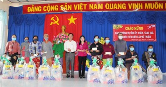 30 hộ nghèo tiêu biểu xã Phú Thuận được tặng quà Tết