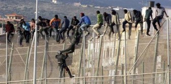 150 người di cư phá đổ hàng rào tại biên giới Tây Ban Nha-Maroc