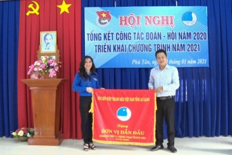 Hội LHTN Việt Nam huyện Phú Tân nhận cờ dẫn đầu công tác hội và phong trào thanh niên